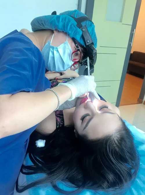 "Nữ hoàng dao kéo" cho biết, thời gian cô nằm trên bàn mổ mất 150 phút để bác sĩ tạo hình mũi.