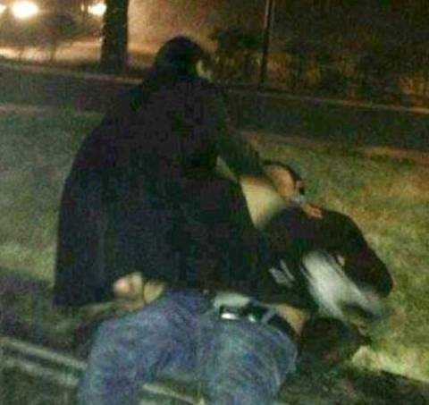 Gã say chặn đánh người đi đường và dùng dao cứa cổ công an viên. (ảnh minh hoạ) Gã say chặn đánh người đi đường và dùng dao cứa cổ công an viên. (ảnh minh hoạ)