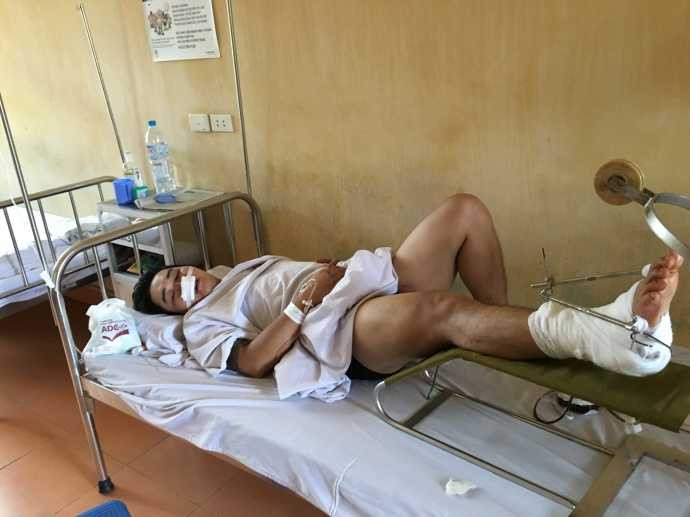 Nạn nhân Lê Văn Trường, người nằm trên ca-pô taxi điên từ cầu vượt ngã tư Sở đến cầu vượt Chùa Bộc - Thái Hà bị chấn thương khá nặng