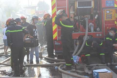 TP.HCM: 11 căn nhà cháy ngùn ngụt, 1 người tâm thần chết ngạt