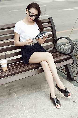 Là một trong những biểu tượng thời trang đường phố của Vbiz, Trà Ngọc Hằng ghi dấu ấn bởi cách phối đồ hiện đại và năng động.