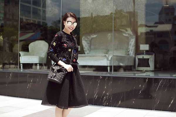 Hình ảnh street style luôn được cô cập nhật trên trang cá nhân.
