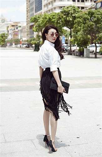 Sở hữu làn da trắng mịn cùng vóc dáng chuẩn, cô tự tin diện nhiều style khác nhau với tua rua.