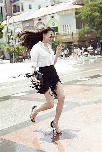 Mới đây cô đã chụp một bộ hình thời trang đường phố để dành niềm yêu thích cho xu hướng tua rua.