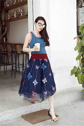 Những bộ cánh cô mặc đều chủ yếu đến từ các thương hiệu thời trang bình dân như Zara, Top Shop... cô mix cùng kính mắt hàng hiệu.