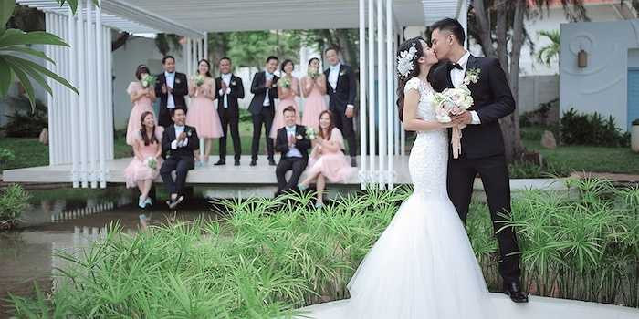 Điều này giúp tạo nên sự đồng điệu, phong cách thống nhất cho bộ ảnh cưới. 