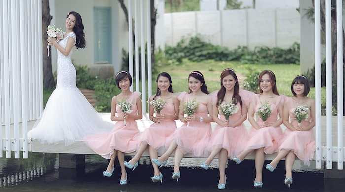Góp mặt trong bộ ảnh cưới là các phù dâu, phù rể, những người bạn thân thiết của cặp vợ chồng trẻ. 