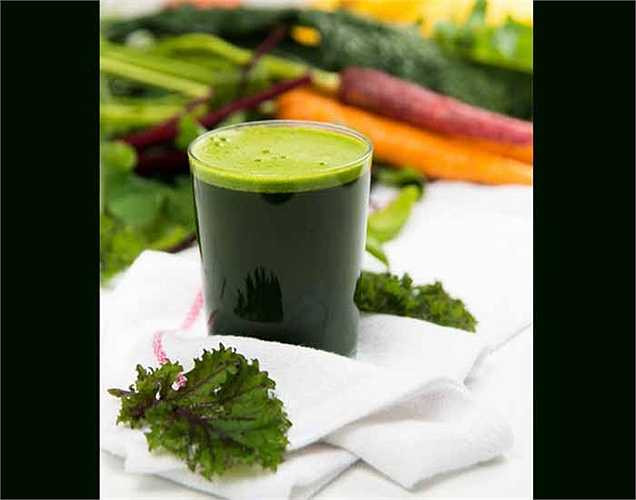 Nước ép cho tình trạng rụng tóc: 500 gram cải xoong. Mát xa nước rau này trên tóc và da đầu. Hãy để trong 15 phút và sau đó gội sạch với nước ấm.