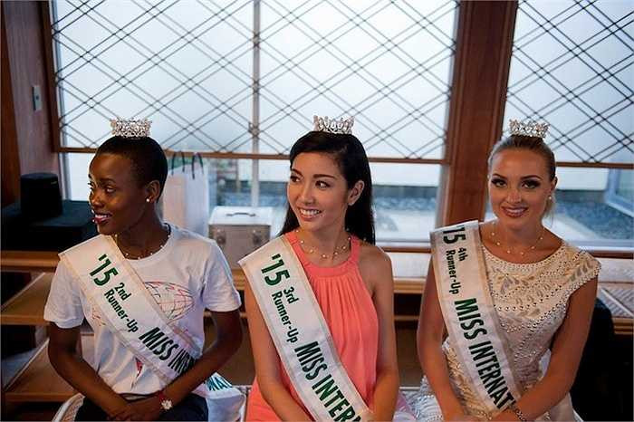 Họ tận mắt chứng kiến quá trình sản xuất ngọc trai, ướm thử các đồ trang trí mỹ nghệ ngọc trai cao cấp đắt tiền và tự tay thực hiện việc tách lấy ngọc. 