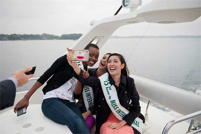 Trong quá trình đi, Thúy Vân đã thể hiện sự tự tin, hòa đồng cùng các người đẹp khác bằng cách quay video clip hát chay ca khúc My Vietnam do cô tự sáng tác từng gây bão dư luận. 