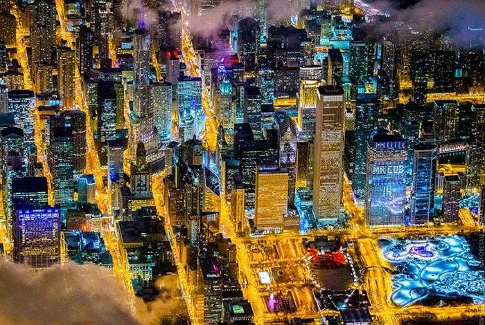 Chicago về đêm lấp lánh ánh đèn từ những tòa cao ốc hiện đại và tráng lệ