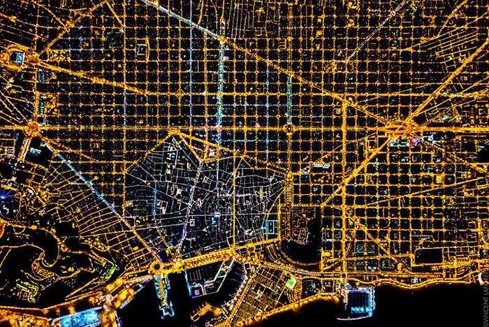 Barcelona trong ảnh về đêm với hàng ngàn con đường chằng chịt