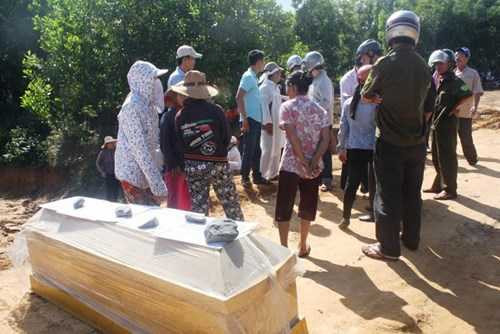 Từ trưa ngày 10/11, một cỗ quan tài đã được người dân khiêng tới đặt ngay công trường thi công đường cao tốc Đà Nẵng – Quảng Ngãi để bày tỏ bức xúc của mình. Lực lượng công an địa phương được huy động đến để bảo vệ an ninh trật tự