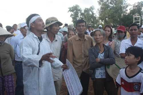 Theo phản ảnh của người dân, hiện nay người dân mất đi một nửa số tiền đền bù giải tỏa do chênh lệch áp giá đền bù. Bởi theo Quyết định số 3960 của UBND tỉnh Quảng Nam phê duyệt đơn giá thay thế áp dụng thực hiện công tác bồi thường giải phóng mặt bằng dự án đường cao tốc Đà Nẵng – Quảng Ngãi đoạn qua huyện Điện Bàn và TP Tam Kỳ (Quảng Nam) ban hành ngày 4/12/2012 thì mức giá thay thế là 88.000 đồng/m2. Tuy nhiên, TT phát triển quỹ đất TP Tam Kỳ chỉ áp giá đền bù có 44.000 m2. Việc làm này khiến người dân đang chịu thiệt thòi.