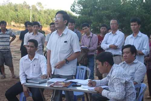 Trước bức xúc của người dân, chính quyền phải tổ chức đối thoại trực tiếp ngay tại hiện trường.