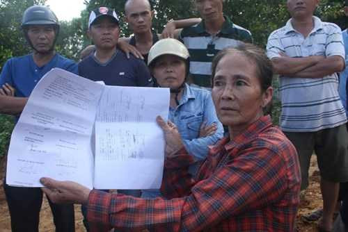 Bà Võ Thị Xuân (60 tuổi thôn 7, Đồng Nghệ) cho biết: toàn bộ hồ sơ giấy tờ liên quan chỉ có chữ ký của cán bộ TT phát triển quỹ đất, của cán bộ xã mà không có con dấu xác nhận. Bà Xuân đặt câu hỏi: liệu hồ sơ này có đủ giá trị pháp lý hay không?