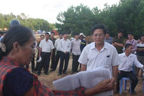 Ông Trần Nam Hưng, Phó bí thư Thành ủy TP Tam Kỳ lắng nghe ý kiến phản ánh của người dân. Ông Hưng khẳng định: “Hiện nay, việc áp giá đền bù là đúng với quy định. Bồi thường giải phóng mặt bằng đường cao tốc là tiền từ ngân sách nhà nước, do đó bồi thường phải thật đúng, đầy đủ, không ai được phép vi phạm. Quá trình thực hiện, có sai sót lãnh đạo Thành phố xin nhận lỗi”.