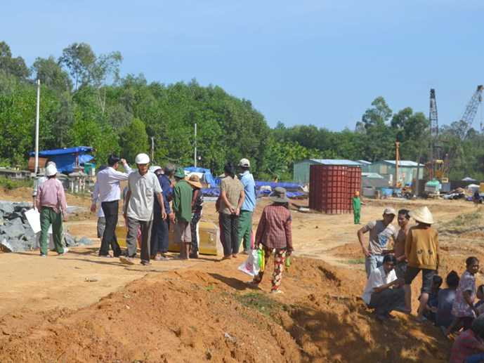 Dân khiêng quan tài 'vây' cao tốc: Cán bộ có thiếu sót nhưng vẫn đền bù đúng