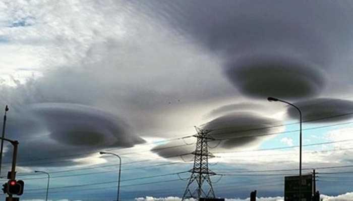 Cuối tuần qua, những đám mây có hình UFO đột nhiên xuất hiện trên bầu trời tại thị trấn Cape (Nam Phi) khiến nhiều người hoang mang, lo sợ