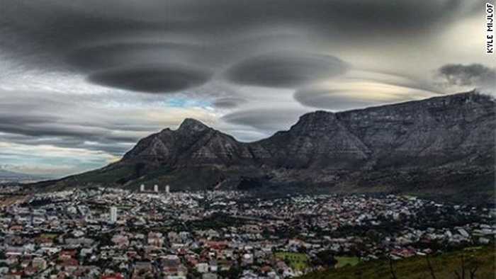 Những đám mây tối màu ùn ùn che phủ bầu trời tại Cape Town, đây là lần đầu tiên hiện tượng này xảy ra
