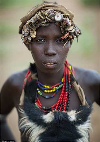 Một phụ nữ trẻ ở thung lũng Omo gần biên giới Kenya với chiếc mũ ấn tượng làm từ nắp chai