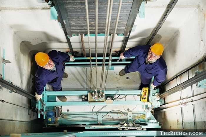 Nhân viên sửa chữa thang máy - thu nhập 50.000 USD. Các tòa nhà cao tầng mọc lên và các thiết bị thang máy được lắp đặt ngày một nhiều với mức chi phí bảo dưỡng cao ngất ngưởng và đây là lý do nghề nhân viên sửa chữa thang máy trở nên 'hot' hơn bao giờ hết