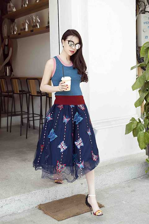 Bên cạnh là một nghệ sĩ, Trà Ngọc Hằng còn được xem là biểu tượng thời trang đường phố của showbiz Việt. Người đẹp đất Mũi đã ghi dấu ấn bởi cách phối đồ hiện đại và năng động.