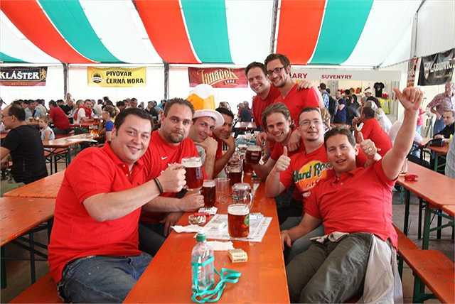 Cộng Hòa Séc: Chiều cao trung bình của người Iceland là 173.75cm, trong đó nam giới Cộng hòa Séc sở hữu chiều cao trung bình là: 180.3cm, còn phụ nữ Cộng hòa Séc có chiều cao trung bình 167.2cm. 