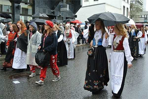 Na Uy: Chiều cao trung bình của người Na Uy là 174.7cm, trong đó nam giới Na Uy sở hữu chiều cao trung bình là: 182.4cm, còn phụ nữ Na Uy có chiều cao trung bình 167cm.