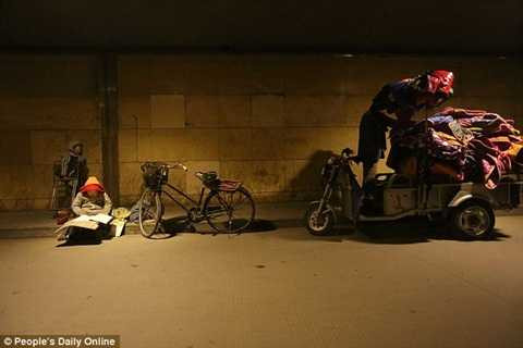 Mỗi đêm, cậu bé phải theo xe hàng rong của cha mẹ cho tới tối mịt