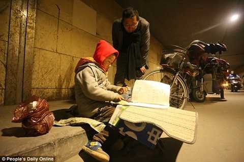 Người đi đường dừng lại hỏi han cậu bé