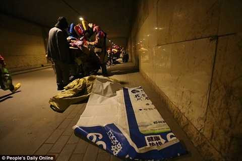 Tấm bạt trải vội bên vỉa hè là nơi cậu bé thiếp đi cho tới khi cha mẹ bán xong hàng