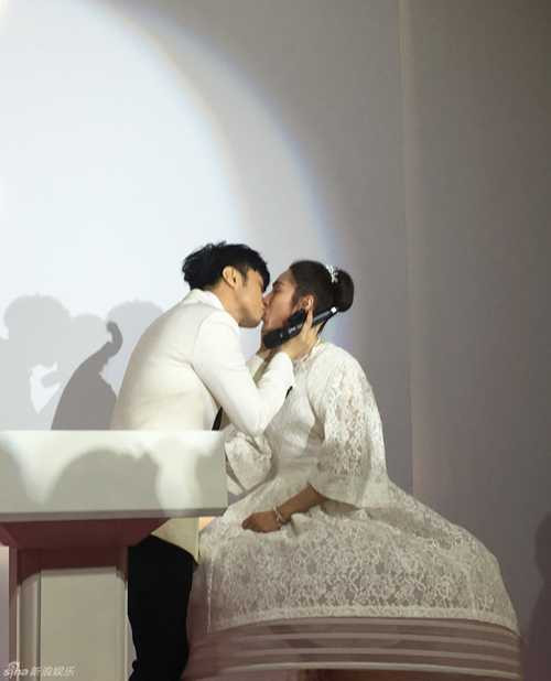 Chuyện tình chị em của tài tử Cổ Cự Cơ và nữ quản lý 45 tuổi cuối cùng đã có một kết thúc viên mãn.