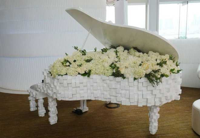 Thiệp cưới do chính Cổ Cự Cơ thiết kế, in hình chân dung cô dâu, chú rể được vẽ bằng chì. Phía trên là dòng chữ "Chúng tôi là một" cùng tên của hai người.