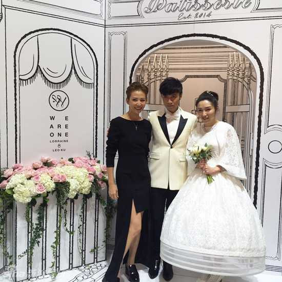 Thiệp cưới do chính Cổ Cự Cơ thiết kế, in hình chân dung cô dâu, chú rể được vẽ bằng chì. Phía trên là dòng chữ "Chúng tôi là một" cùng tên của hai người.