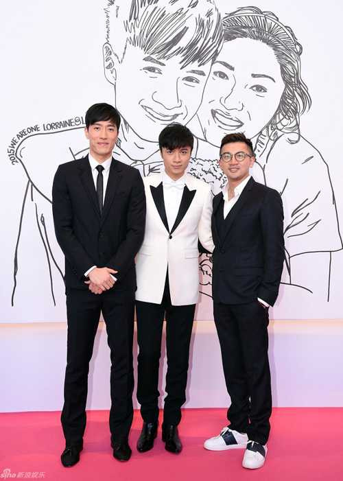 Thiệp cưới do chính Cổ Cự Cơ thiết kế, in hình chân dung cô dâu, chú rể được vẽ bằng chì. Phía trên là dòng chữ "Chúng tôi là một" cùng tên của hai người. 