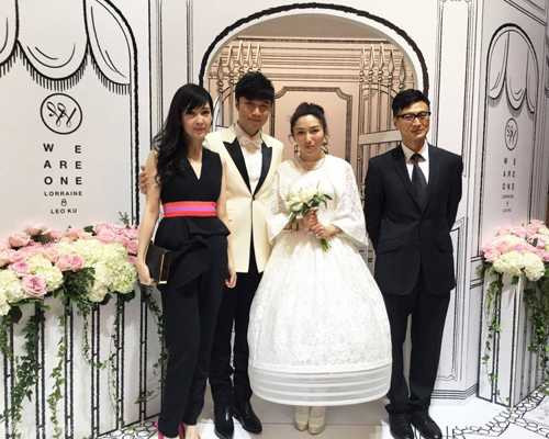 Thiệp cưới do chính Cổ Cự Cơ thiết kế, in hình chân dung cô dâu, chú rể được vẽ bằng chì. Phía trên là dòng chữ "Chúng tôi là một" cùng tên của hai người.