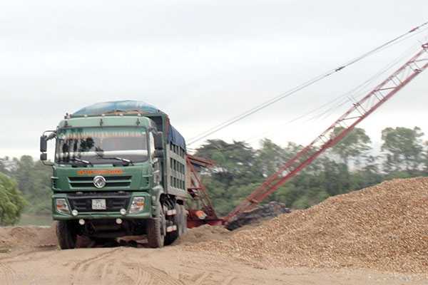 Xe siêu tải BKS 37C-151.54 chất đầy đá, rời bãi vật liệu Thanh Chương lao thẳng về hướng cầu Dùng