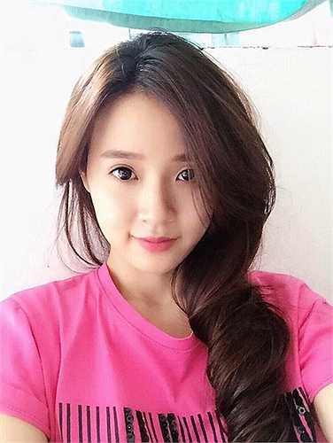 Sở hữu khuôn mặt thanh tú với những đường nét hoàn hảo nên cô nàng hot girl không mất quá nhiều thời gian cho việc chọn góc chụp mà vẫn có những bức ảnh selfie xinh lung linh