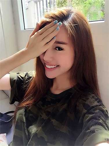Không phải sờ trán xem có nóng không mà Elly đang làm điệu để có được bức hình đẹp