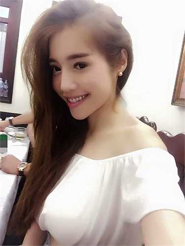 Để ý sẽ dễ dàng thấy Elly thường xuyên ngoảnh mặt sang bên phải để 'tự sướng'