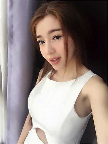 Với góc hình này sẽ giúp gương mặt Elly trông V-line hơn.