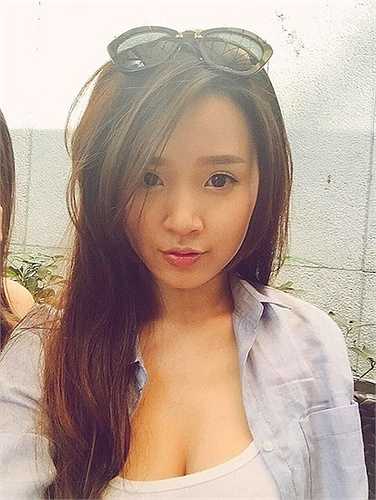Rất đơn giản, Midu chỉ cần để camera chính diện khuôn mặt và chụp là đã có một bức hình đẹp, gợi cảm và quyến rũ như thế này
