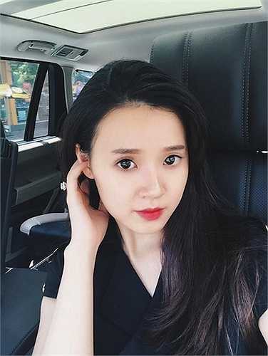 Lấy tay vuốt tóc, chống cằm giúp Midu có được những bức hình tự nhiên