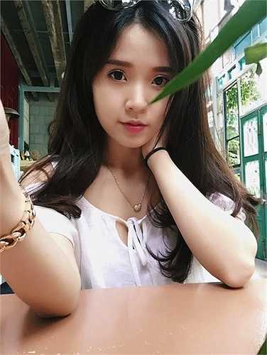 Khéo léo 'set up' chiếc lá vào trước gương mặt để tạo điểm nhấn cho bức ảnh