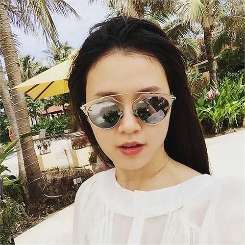 Khéo léo khoe chiếc kính sang chảnh