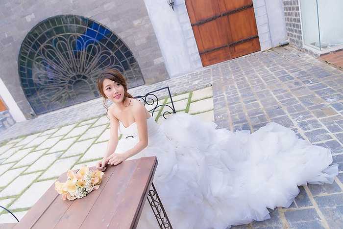Quỳnh luôn quan niệm: 'Người con gái sẽ trở nên xinh đẹp hơn khi khoác trên mình bộ váy cưới'.