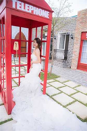 Cô bạn đã chụp bộ ảnh mang tên 'Single bridal' tại phim trường Jetaime. Cô chia sẻ: 'Mình thực hiện bộ ảnh Single bridal để trải nghiệm cảm giác của một cô dâu tương lai xinh đẹp mặn mà trong bộ váy cưới, dù chỉ một lần trong đời'.