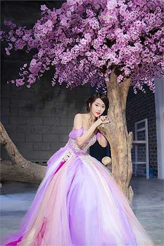 Hiện hot girl có gần 10.000 lượt theo dõi trên trang cá nhân facbook.