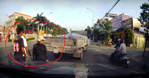 Lái xe tải chạy ẩu vẫn 'hổ báo' cầm tuýp sắt đe dọa tài xế xe hơi